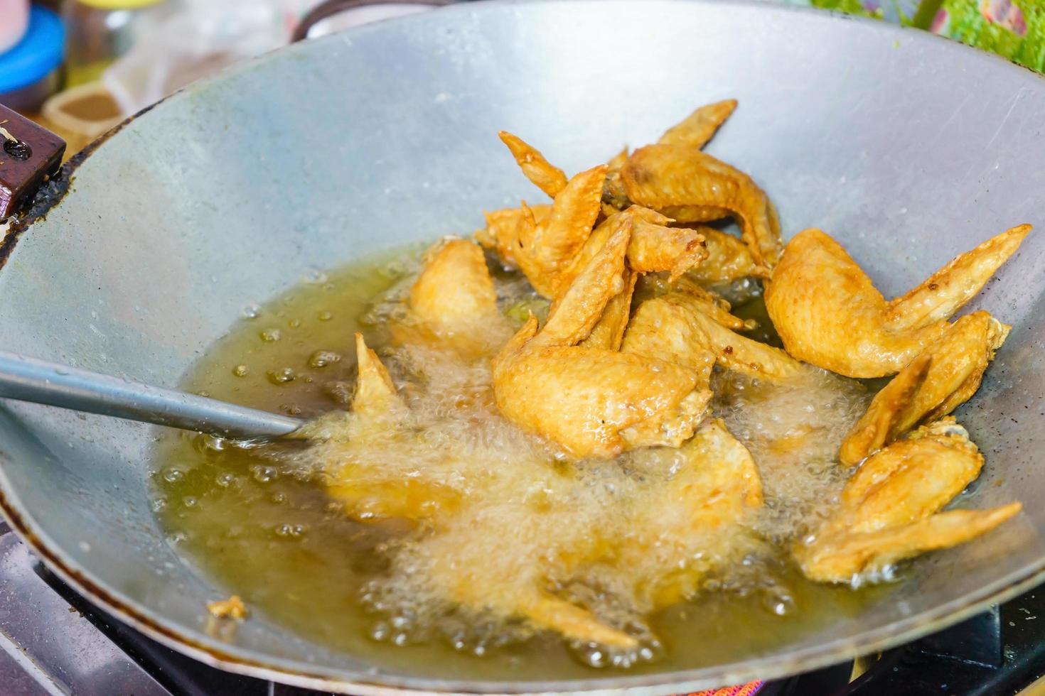 cucina casalinga di ali di pollo fritte in padella. foto