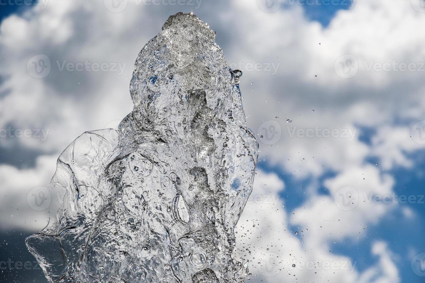 Fontana spruzzi acqua struttura nel il cielo foto