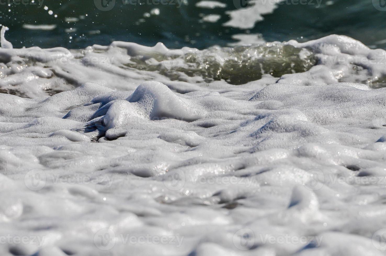 mare schiuma. spruzzo acqua foto