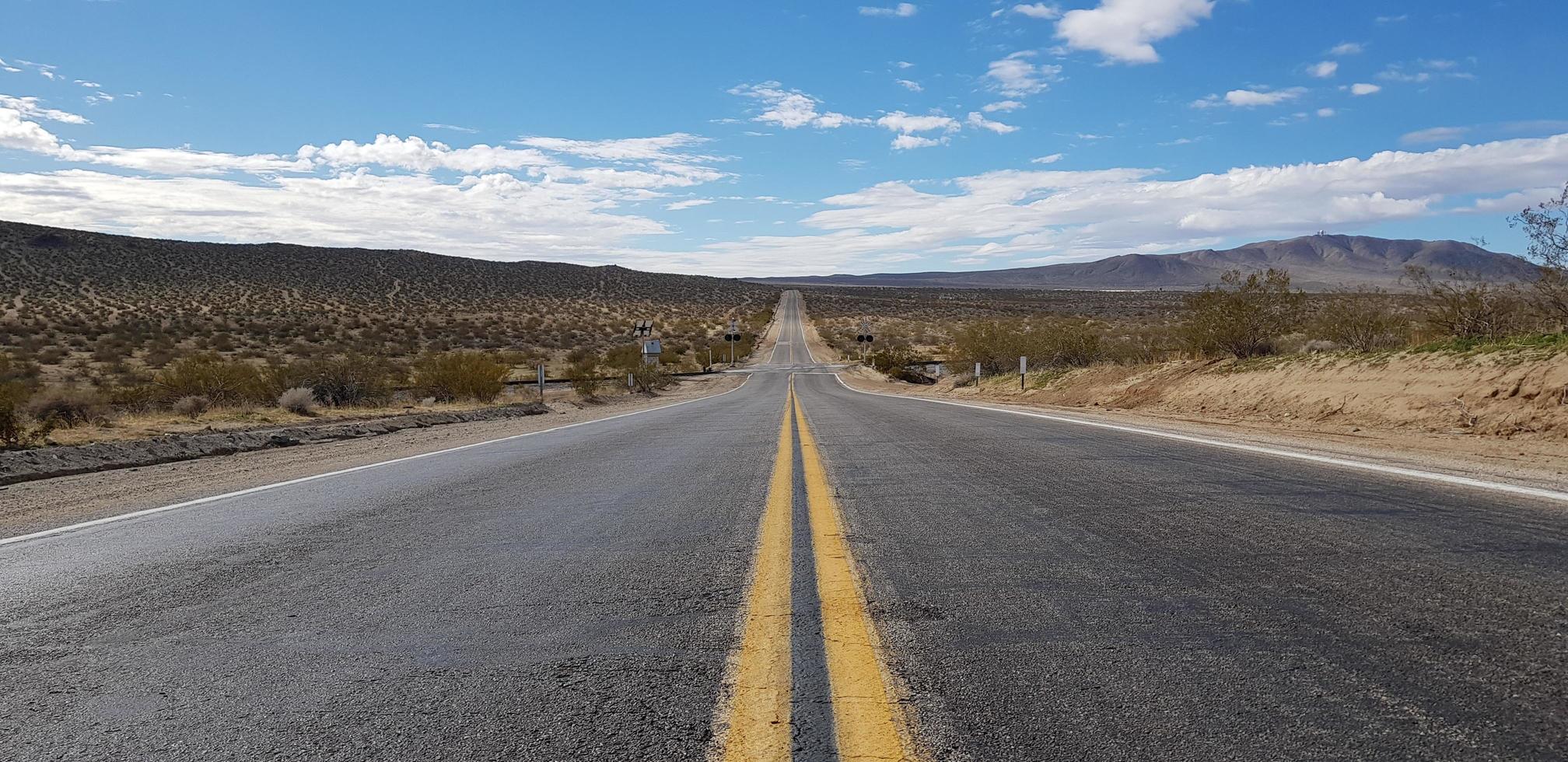 strada aperta in un deserto foto