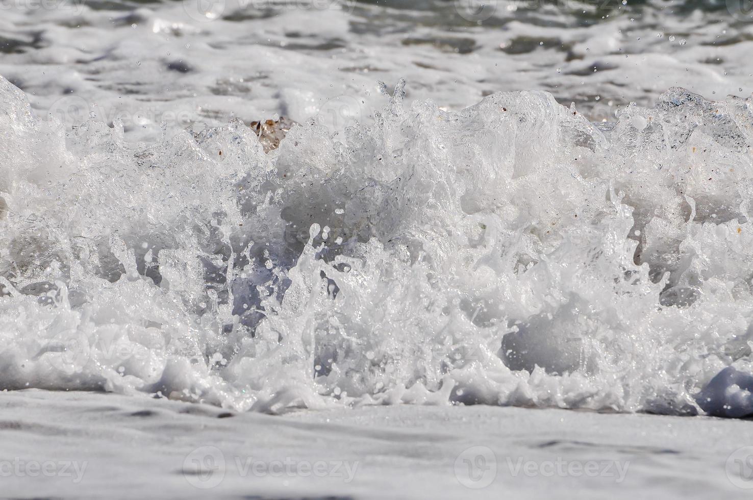 mare schiuma. spruzzo acqua foto