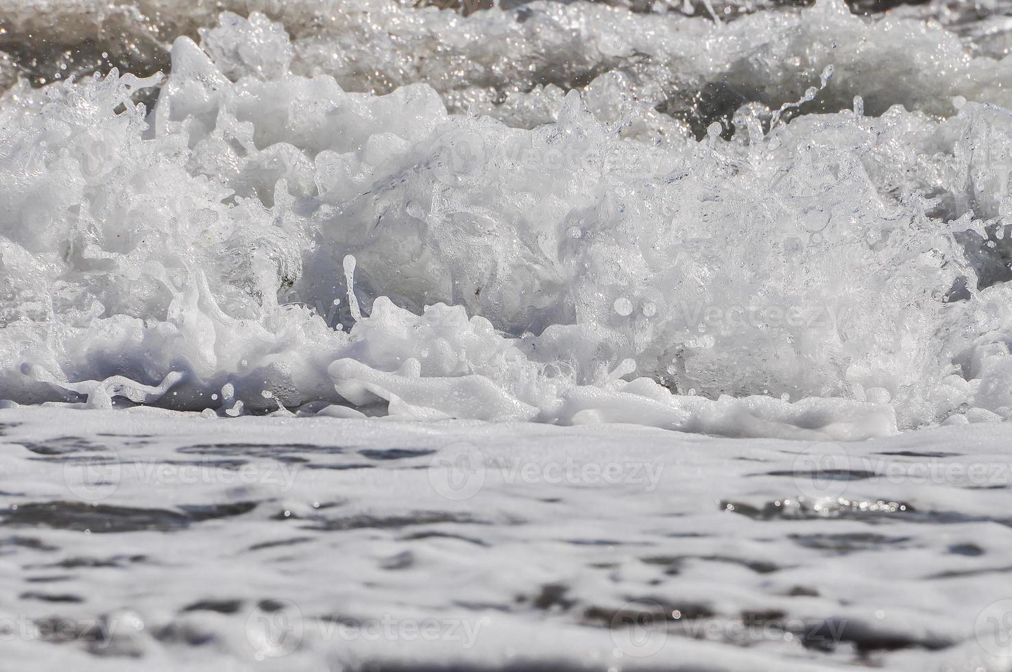 mare schiuma. spruzzo acqua foto