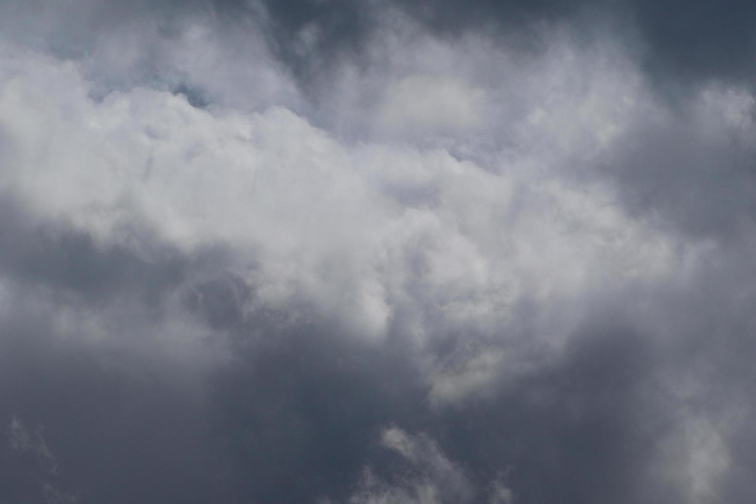 tempestoso tempo metereologico e buio nuvole foto