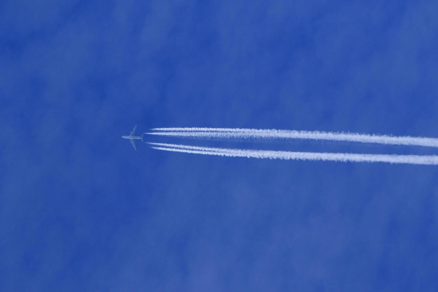 un' aereo e vapore sentieri nel il cielo foto