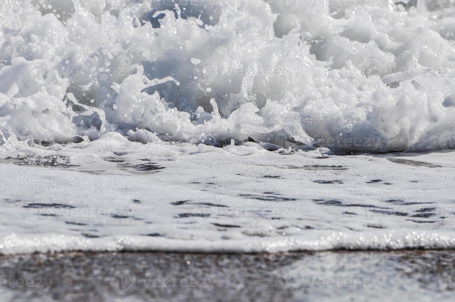 mare schiuma. spruzzo acqua foto