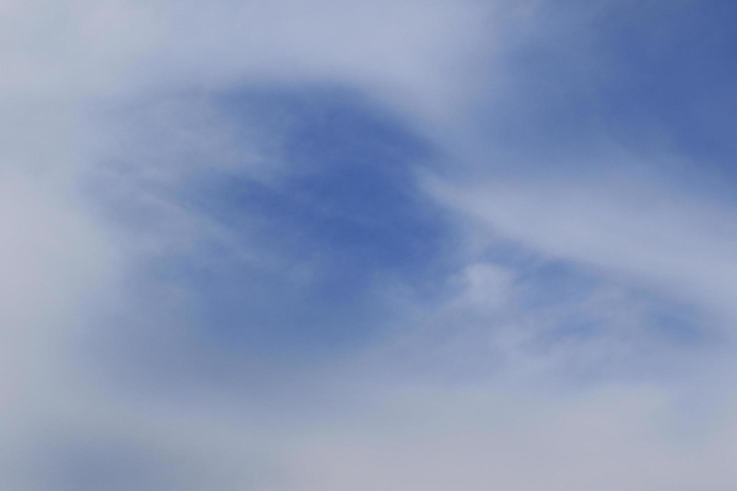 cielo azzurro e nuvole bianche foto