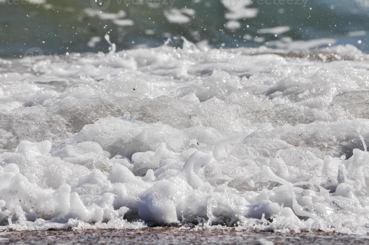 mare schiuma. spruzzo acqua foto