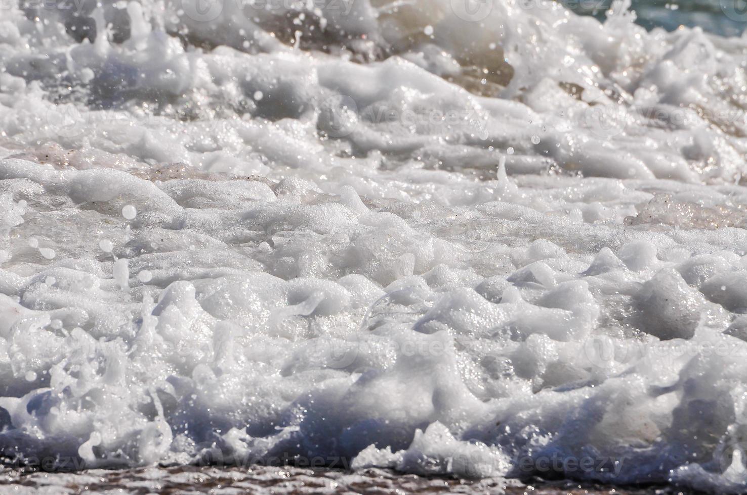 mare schiuma. spruzzo acqua foto