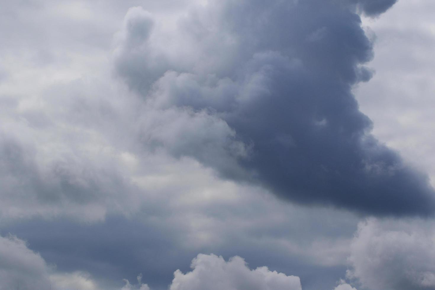 tempestoso tempo metereologico e buio nuvole foto