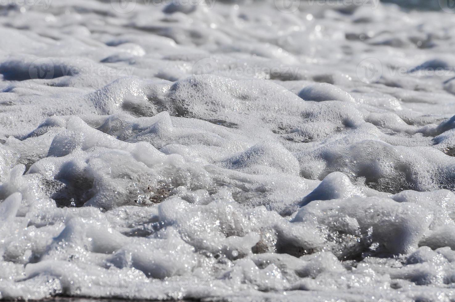 mare schiuma. spruzzo acqua foto