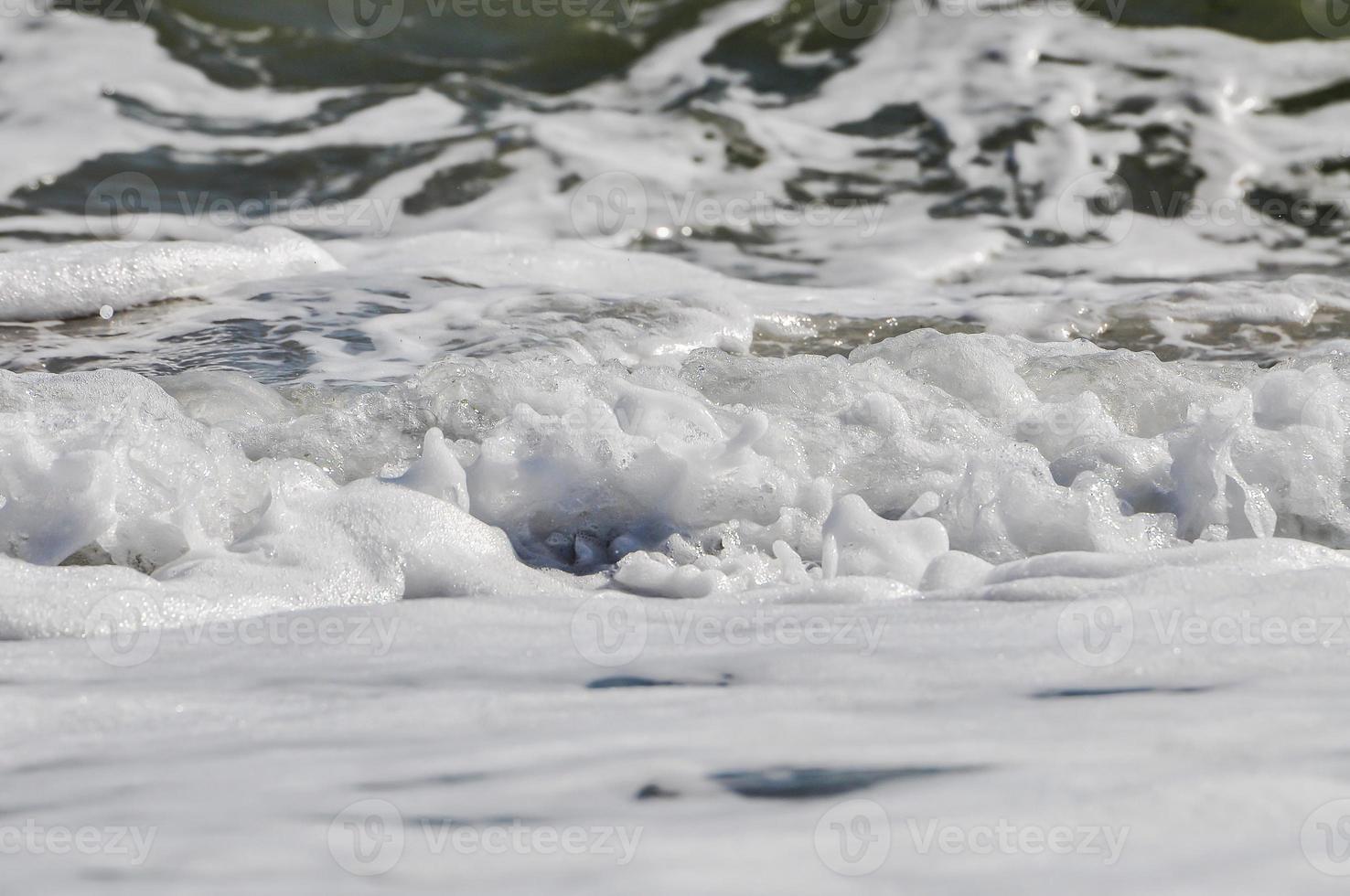 mare schiuma. spruzzo acqua foto