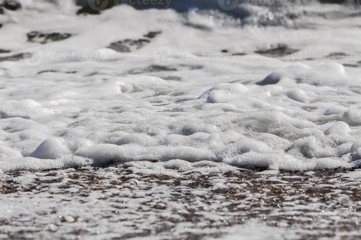 mare schiuma. spruzzo acqua foto