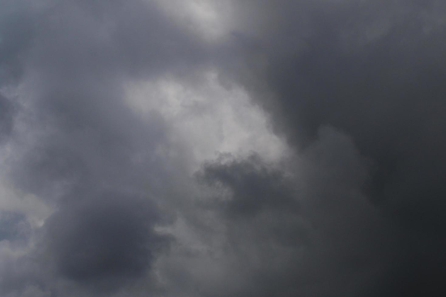 tempestoso tempo metereologico e buio nuvole foto