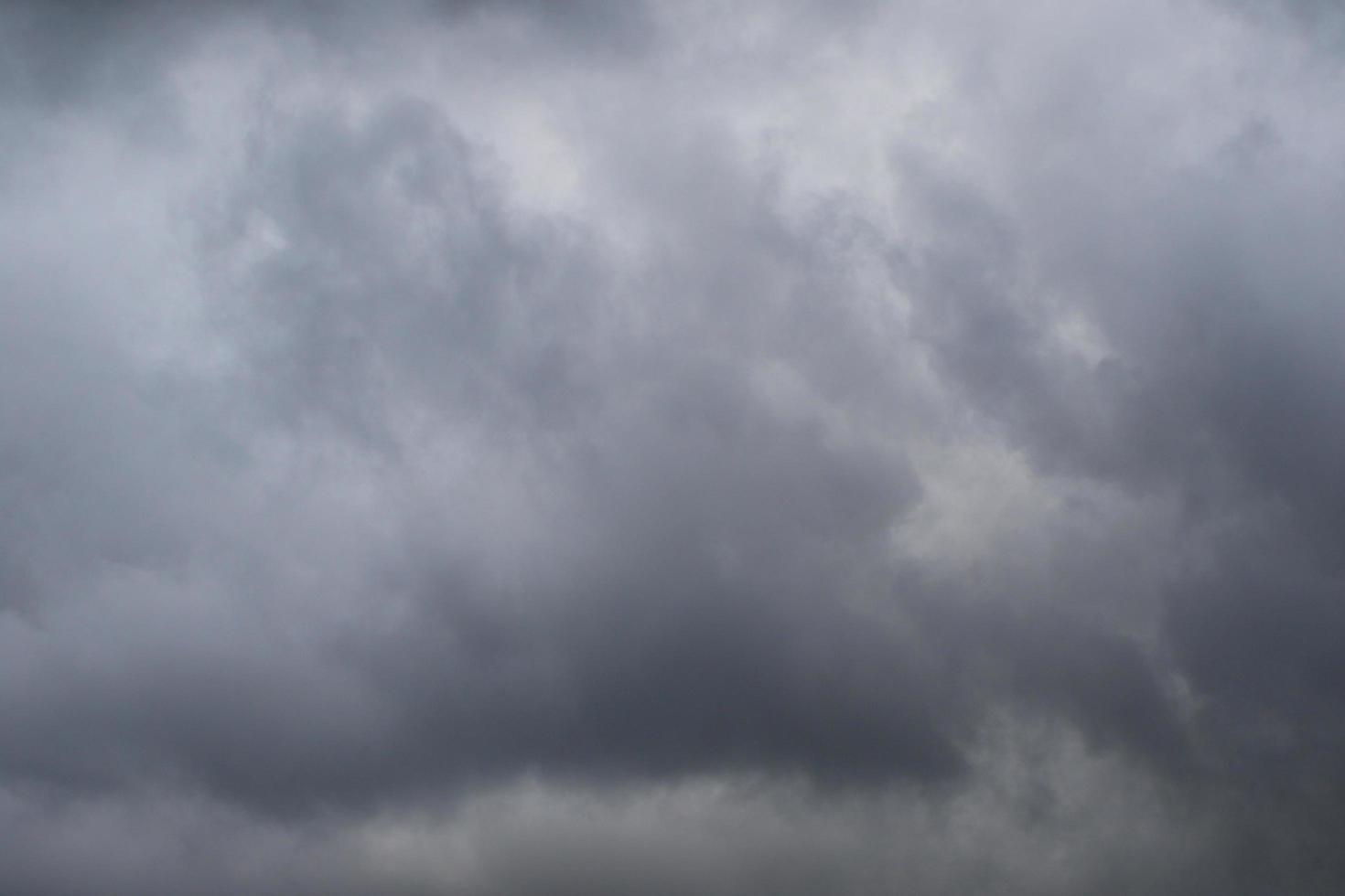 tempestoso tempo metereologico e buio nuvole foto