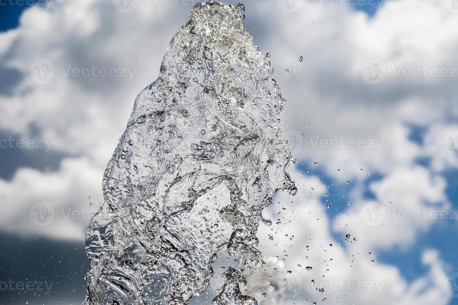 Fontana spruzzi acqua struttura nel il cielo foto