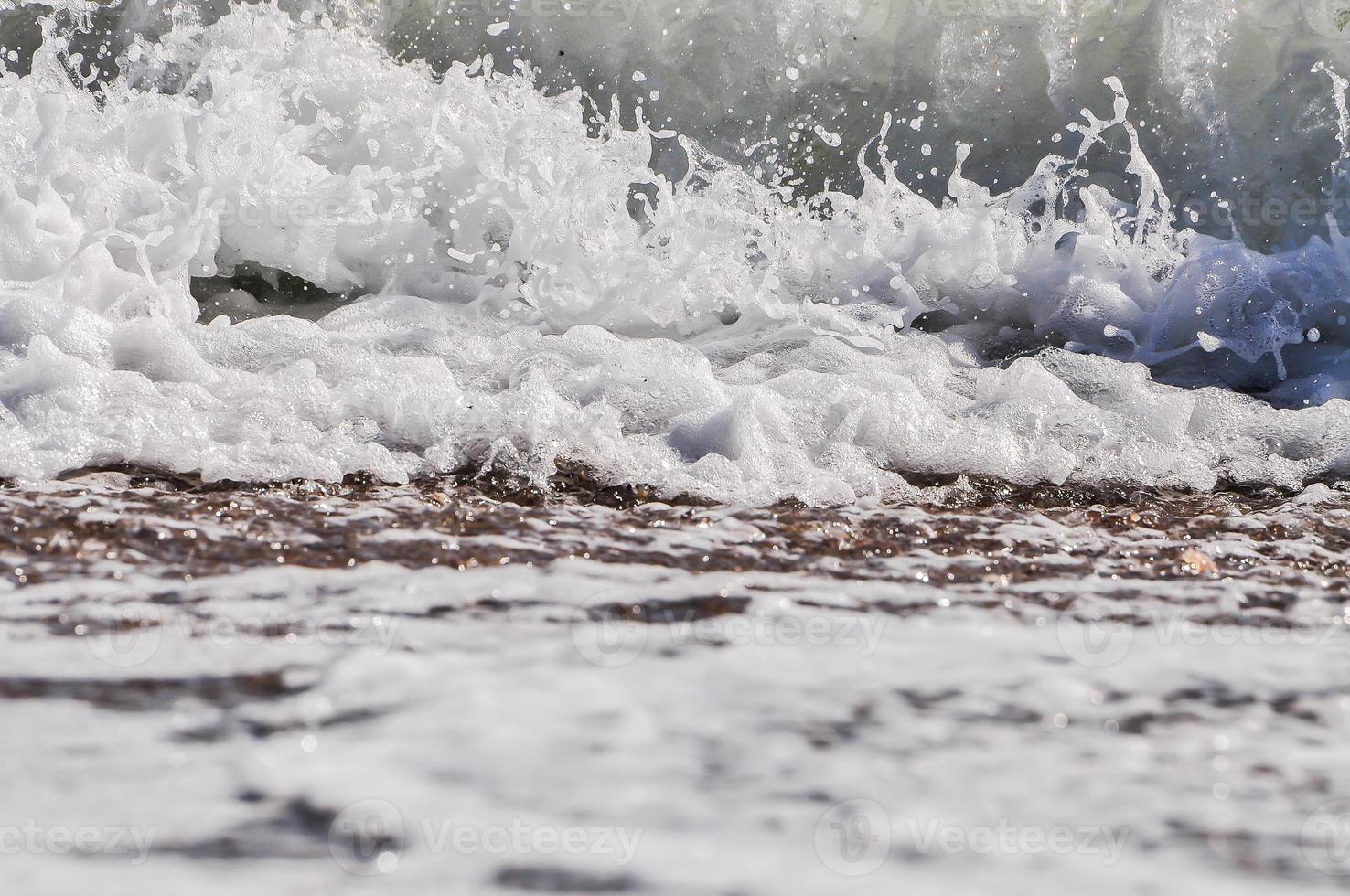 mare schiuma. spruzzo acqua foto