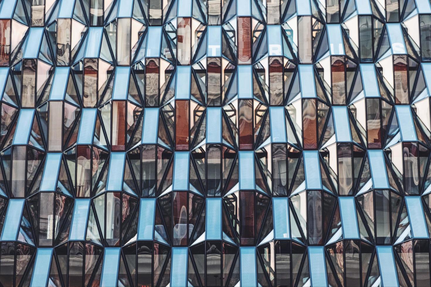 londra, regno unito, 2020 - edificio architettonico con finestre in vetro foto