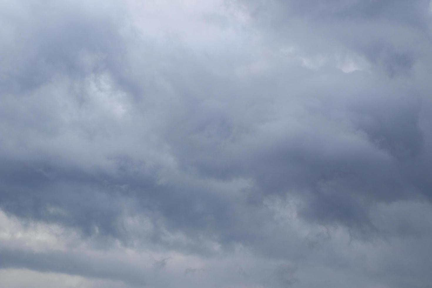 tempestoso tempo metereologico e buio nuvole foto