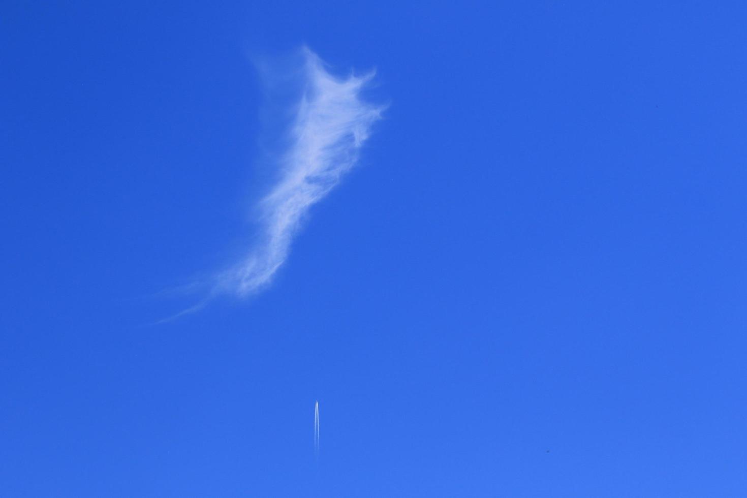 cielo azzurro e nuvole bianche foto