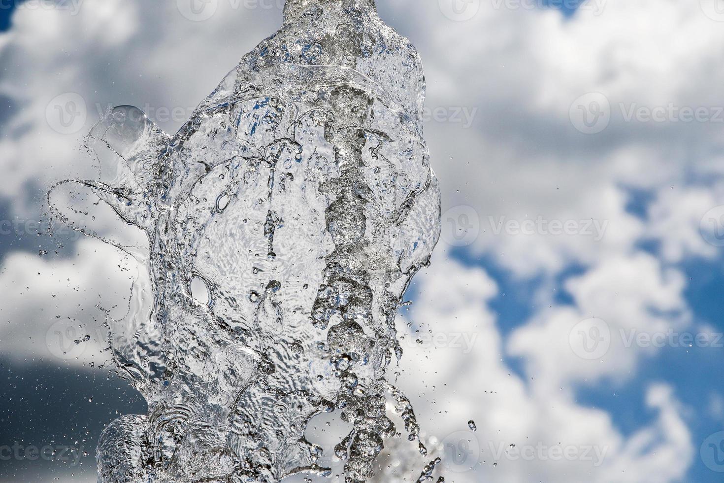 Fontana spruzzi acqua struttura nel il cielo foto