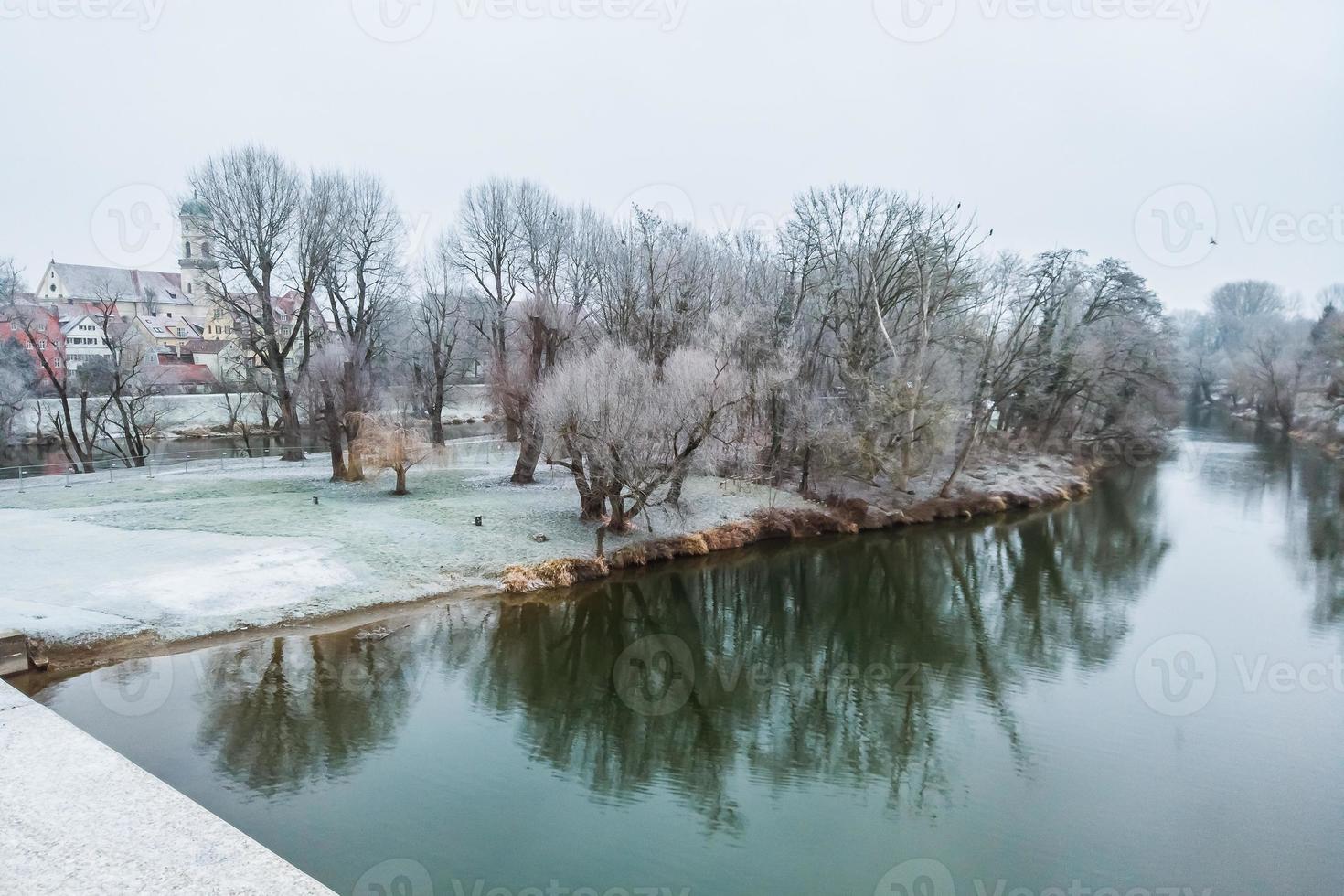 Ratisbona città viaggio nel inverno volta. Visualizza a partire dal il pietra ponte foto