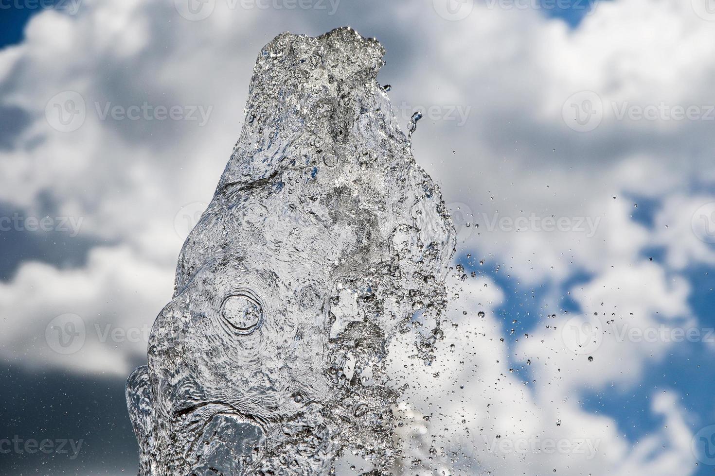 Fontana spruzzi acqua struttura nel il cielo foto