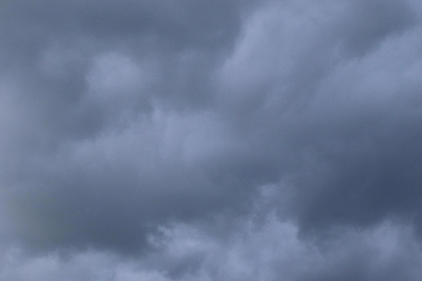 tempestoso tempo metereologico e buio nuvole foto