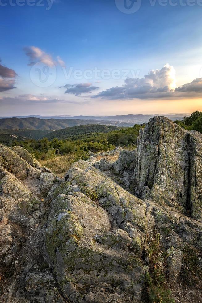 sorprendente rocce su il bordo di un' montagna. bellissimo estate paesaggio di montagne a tramonto foto