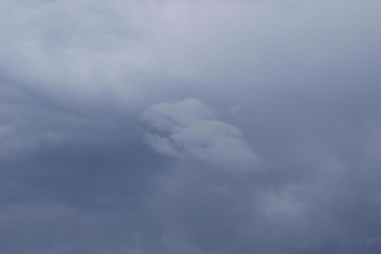 tempestoso tempo metereologico e buio nuvole foto