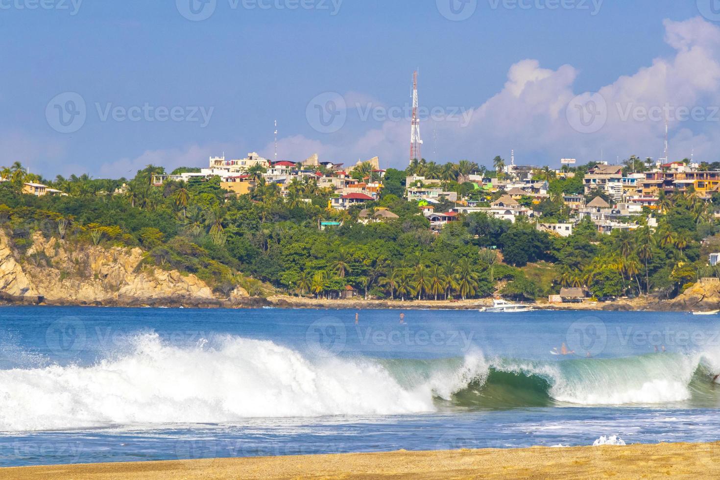 estremamente enorme grande surfer onde a spiaggia puerto escondido Messico. foto