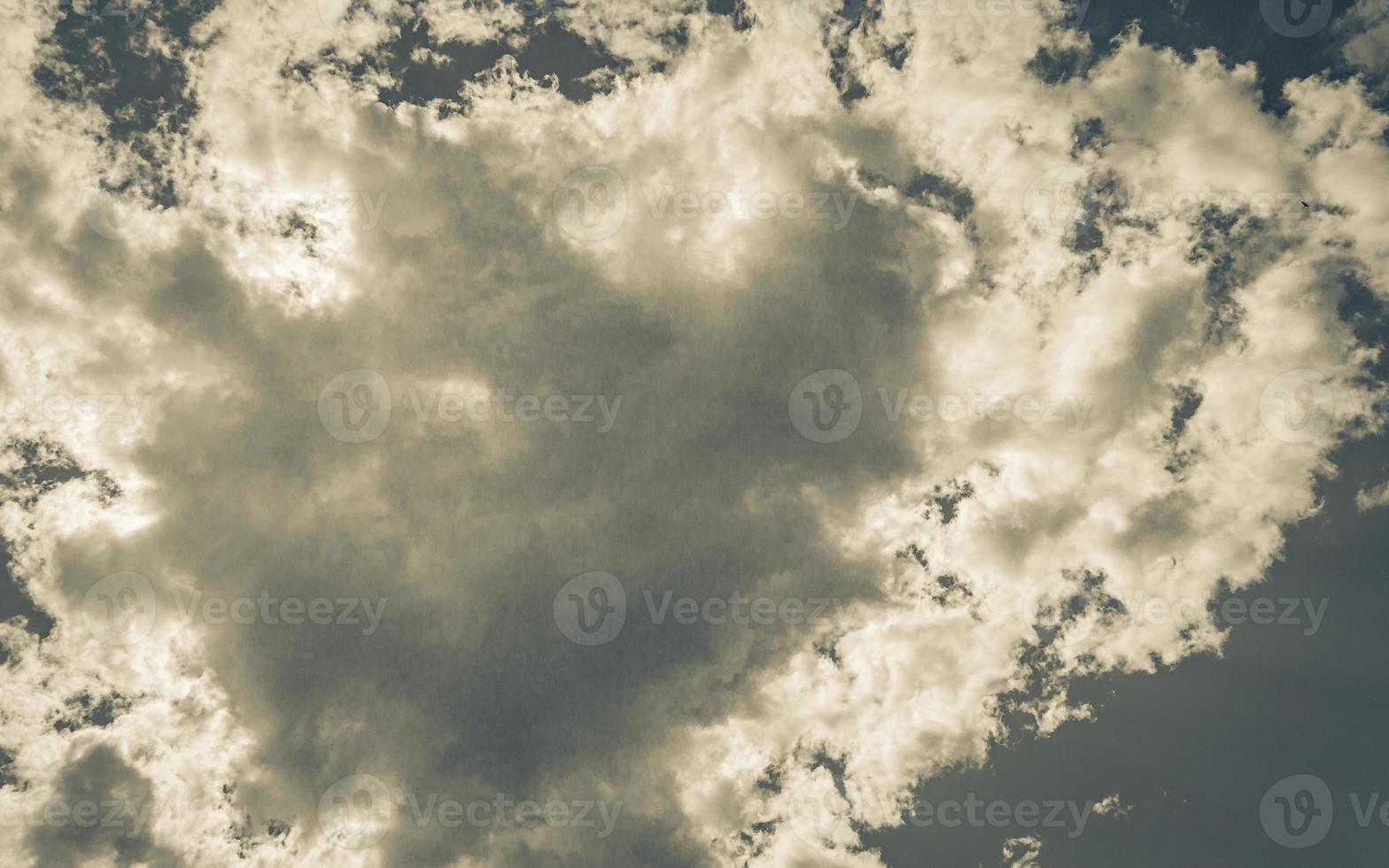 bellissimo nuvoloso cielo con un' blu sfondo nel Croazia. foto