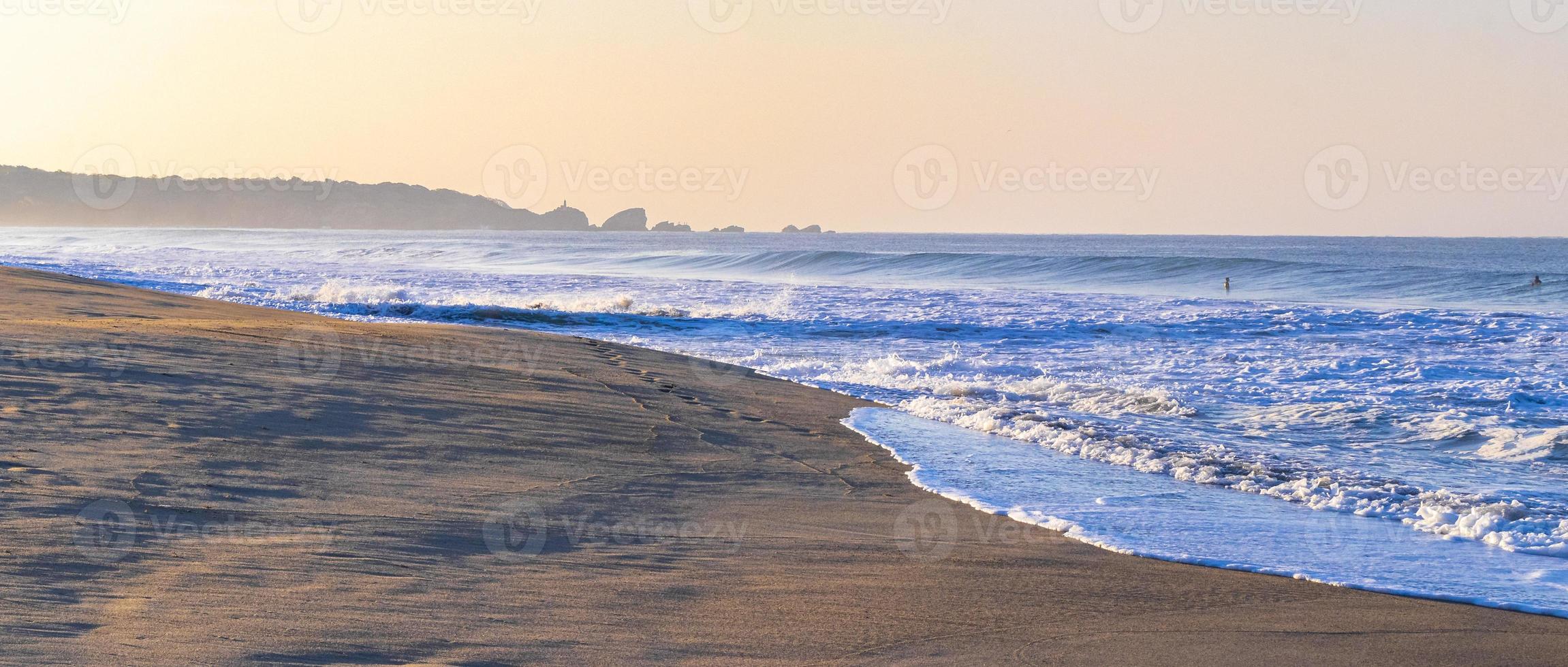 estremamente enorme grande surfer onde spiaggia la punta zicatela Messico. foto
