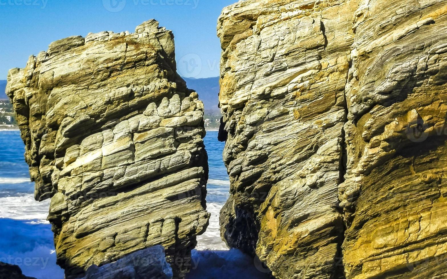 bellissimo rocce scogliere surfer onde a spiaggia puerto escondido Messico. foto