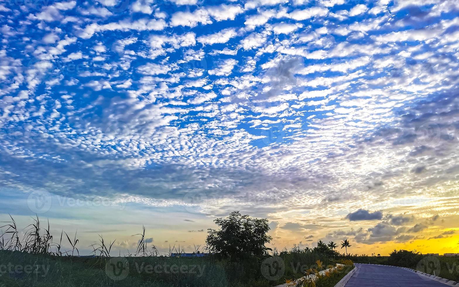 bellissimo colorato tropicale Alba nel Paradiso playa del Carmen Messico. foto