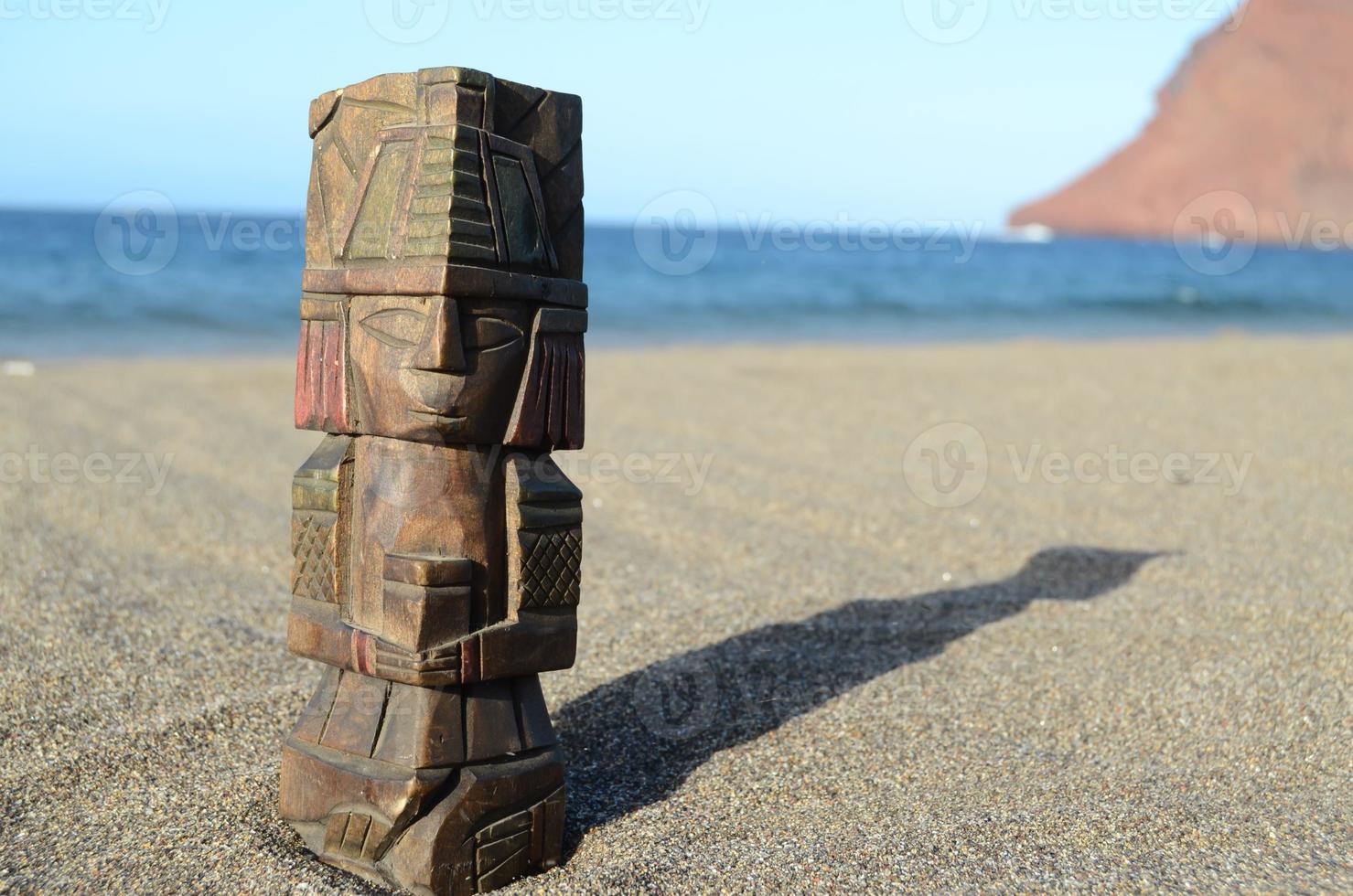 piccolo statua su il spiaggia foto