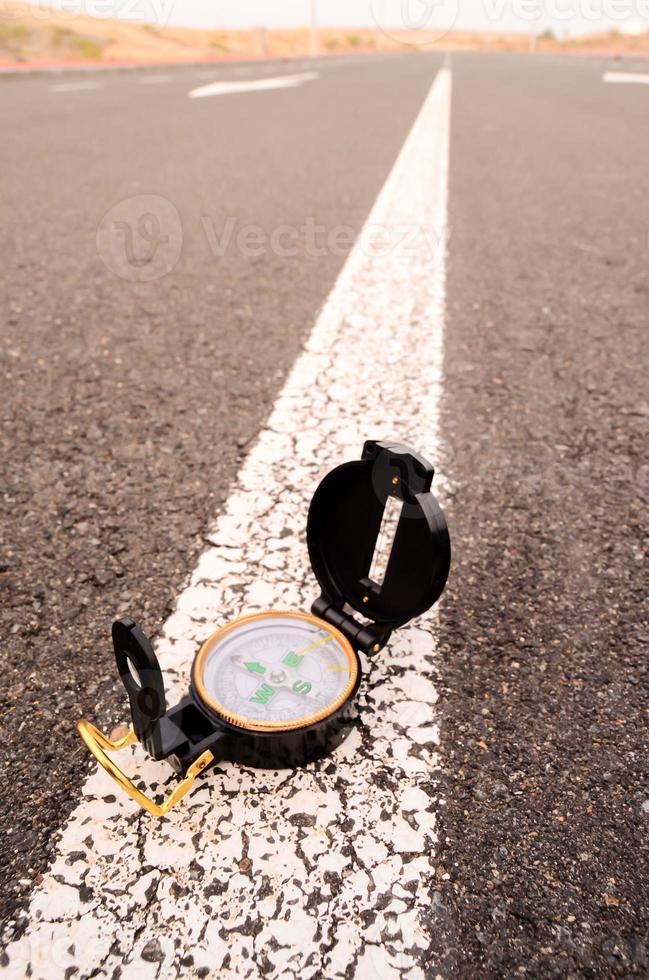 bussola su il strada foto