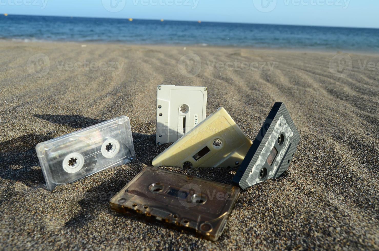 vecchio casette nastri su il spiaggia foto