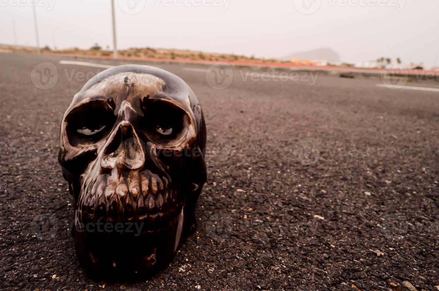 nero cranio su il strada foto