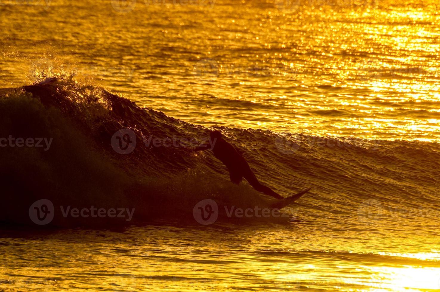 surfer a tramonto foto