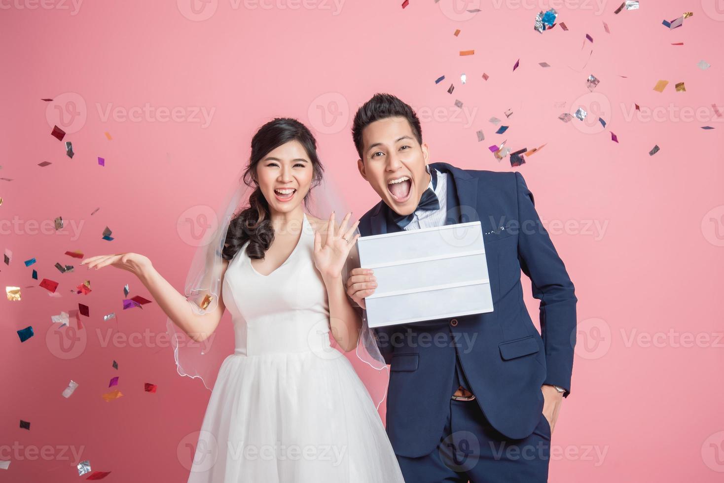 contento sorridendo asiatico coppia sposa e sposo foto