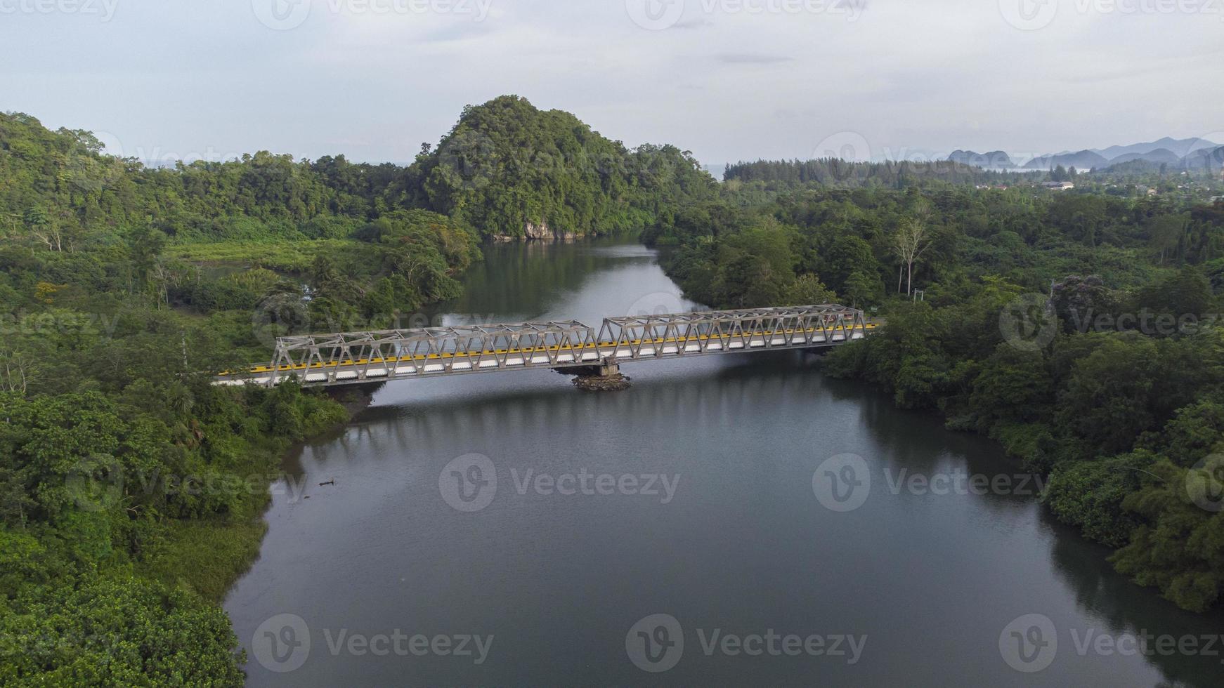 alto angolo Visualizza di fiume, ponte e collina foto