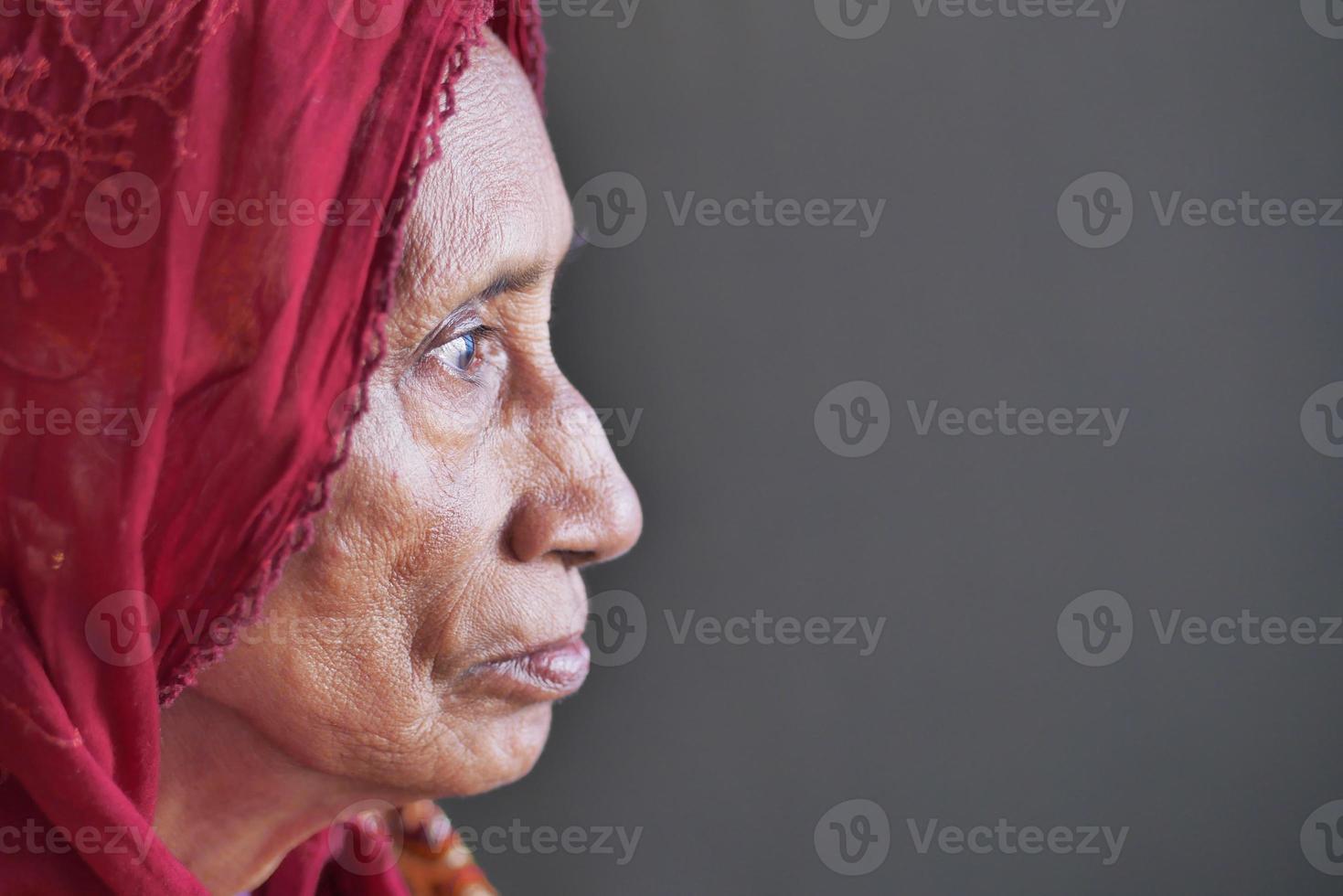 lato Visualizza di riflessivo anziano asiatico donne viso foto