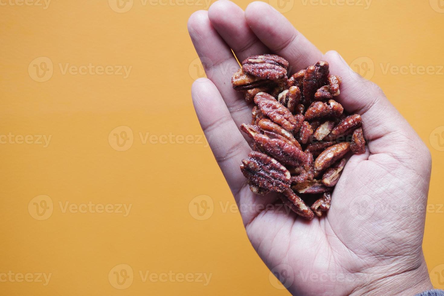 gustoso pecan-dado su mano superiore Visualizza foto