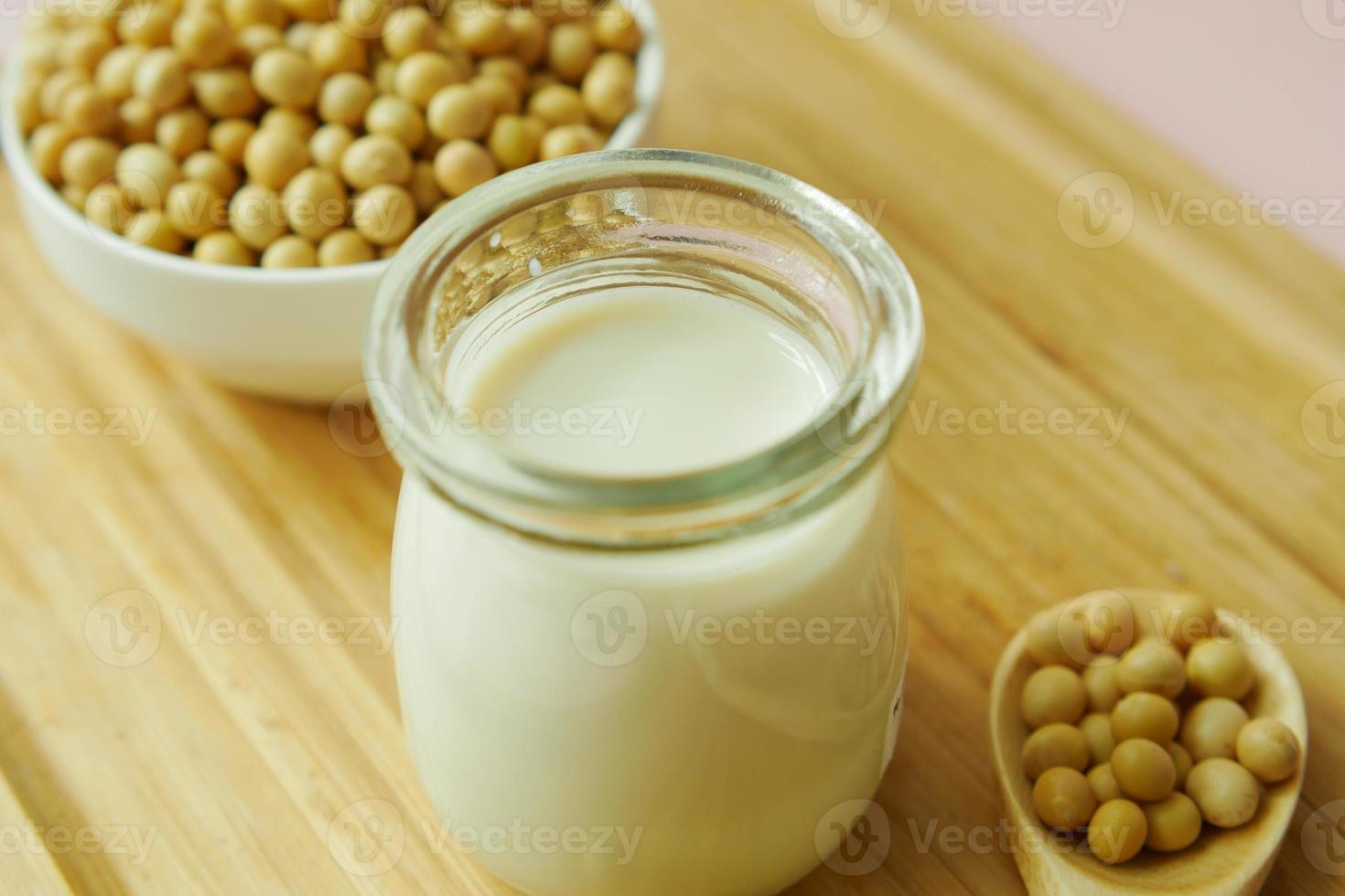 soia latte scrosciante nel un' bicchiere vaso foto