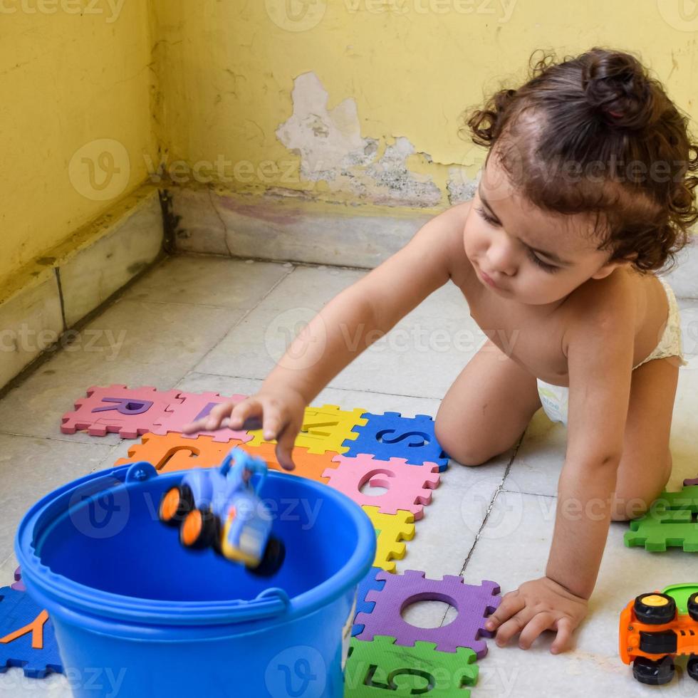 carino poco ragazzo shivaay sapra a casa balcone durante estate volta, dolce poco ragazzo servizio fotografico durante giorno luce, poco ragazzo godendo a casa durante foto sparare