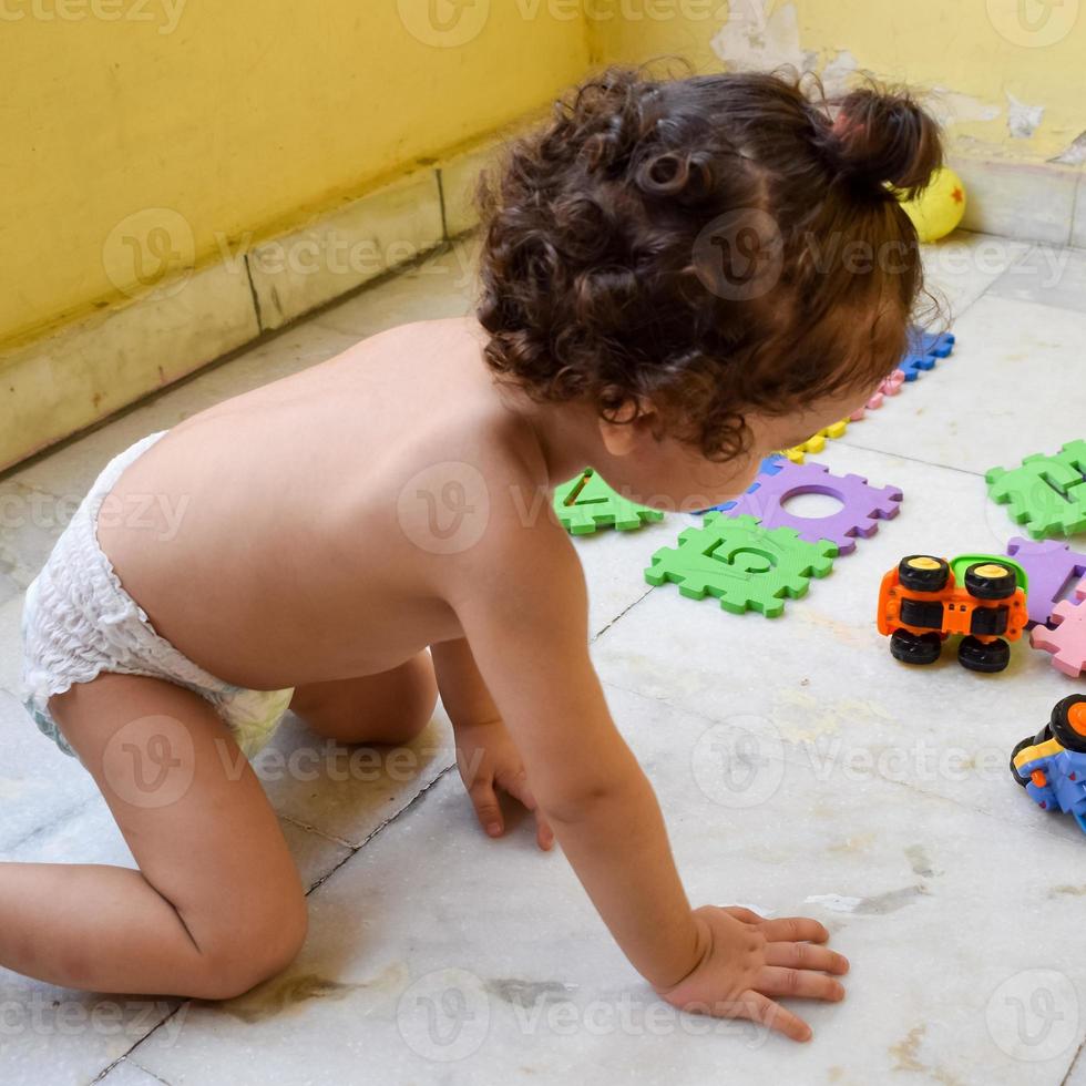 carino poco ragazzo shivaay sapra a casa balcone durante estate volta, dolce poco ragazzo servizio fotografico durante giorno luce, poco ragazzo godendo a casa durante foto sparare