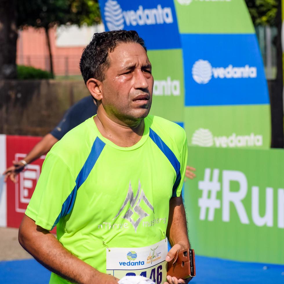 nuovo delhi, India - ottobre 16 2022 - vedanta delhi metà maratona gara dopo covid nel quale maratona partecipanti di per attraversare il finire linea, delhi metà maratona 2022 foto