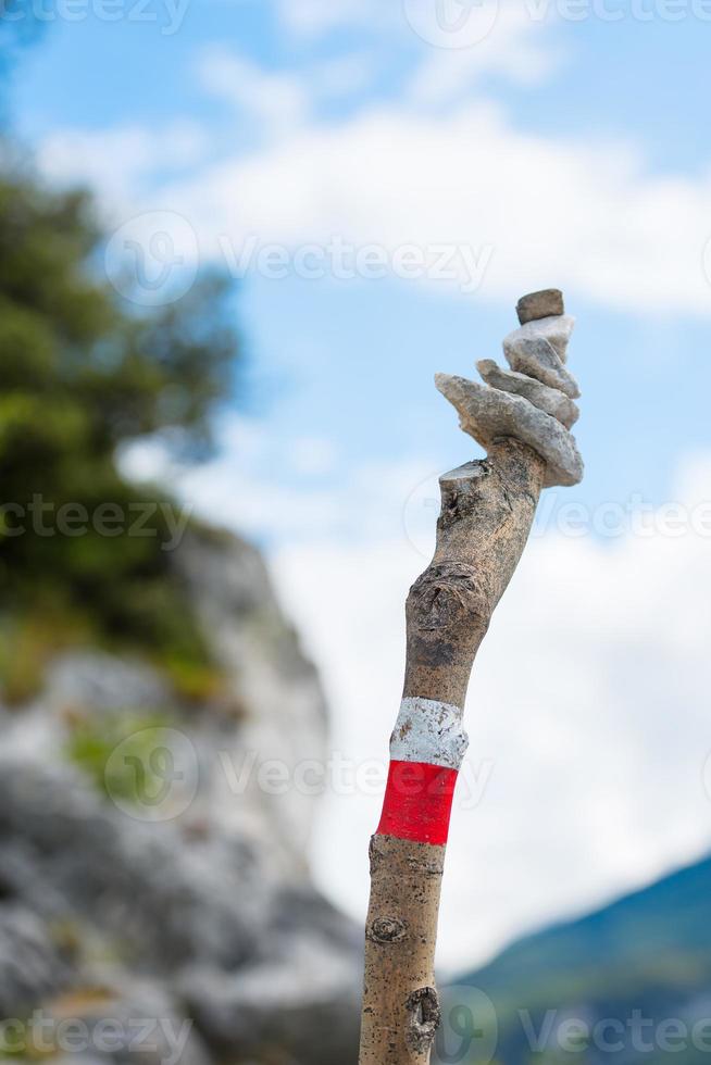 marchio di il giusto modo nel il montagne, al di sopra di un' di legno palo foto