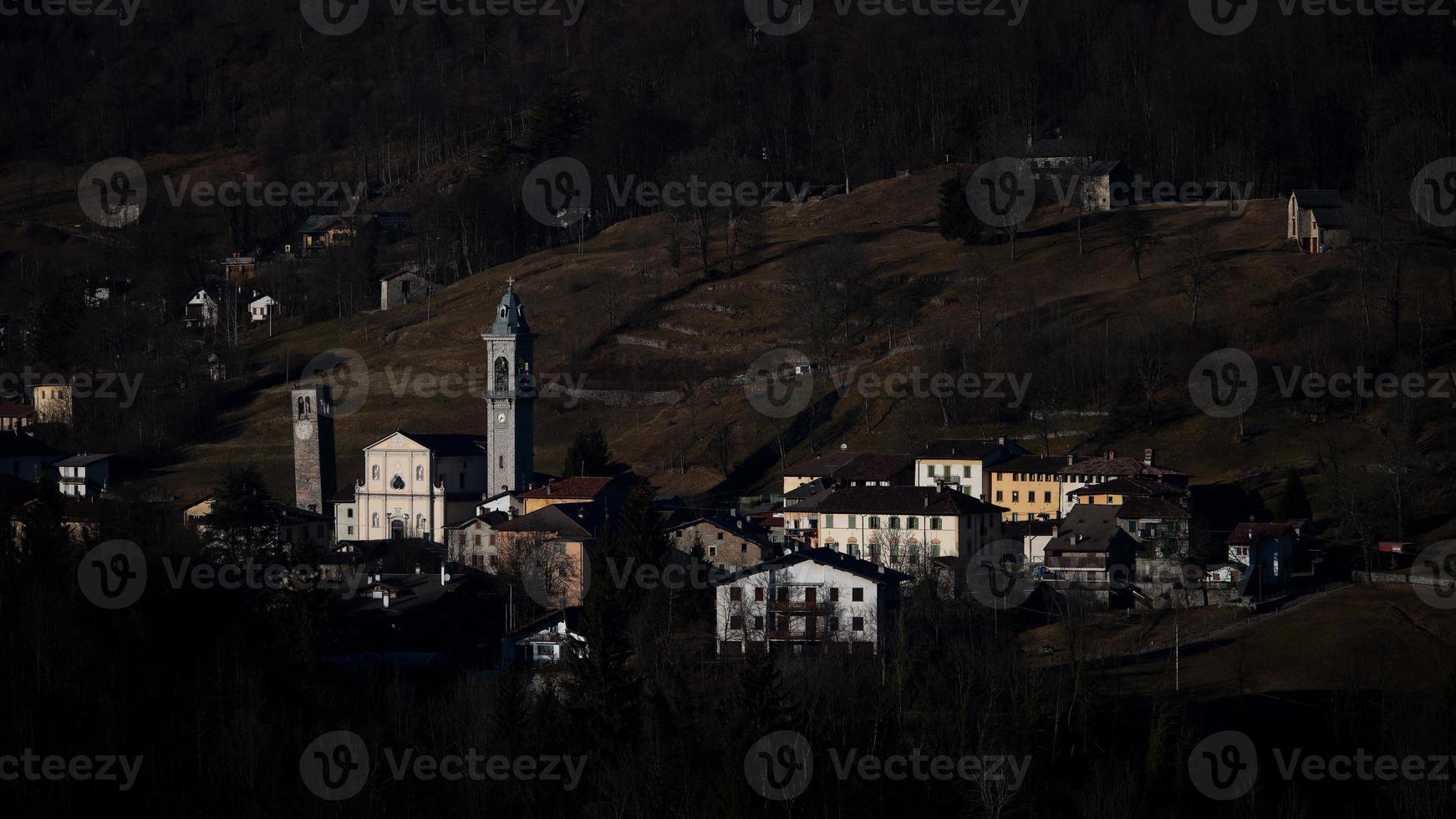 sottochiesa. piccolo montagna villaggio di italiano Alpi nel Lombardia Provincia di bergamo foto