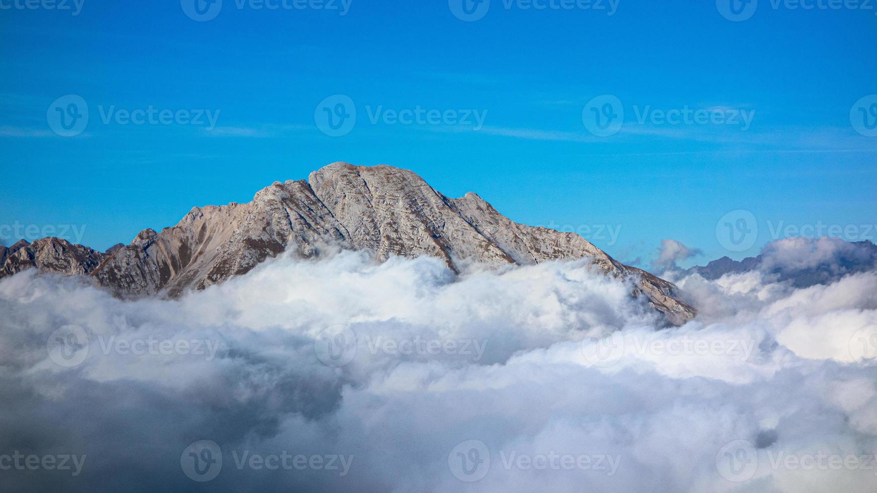 montare arera su il orbita Alpi sopra un' mare di nuvole foto